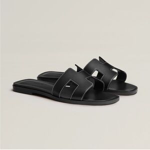 Hermes Oran sandals in noir 38